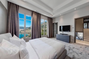 luxury_villa_monaco_bedroom_with_stairs